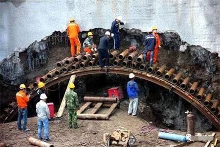 东海隧道钢花管支护案例